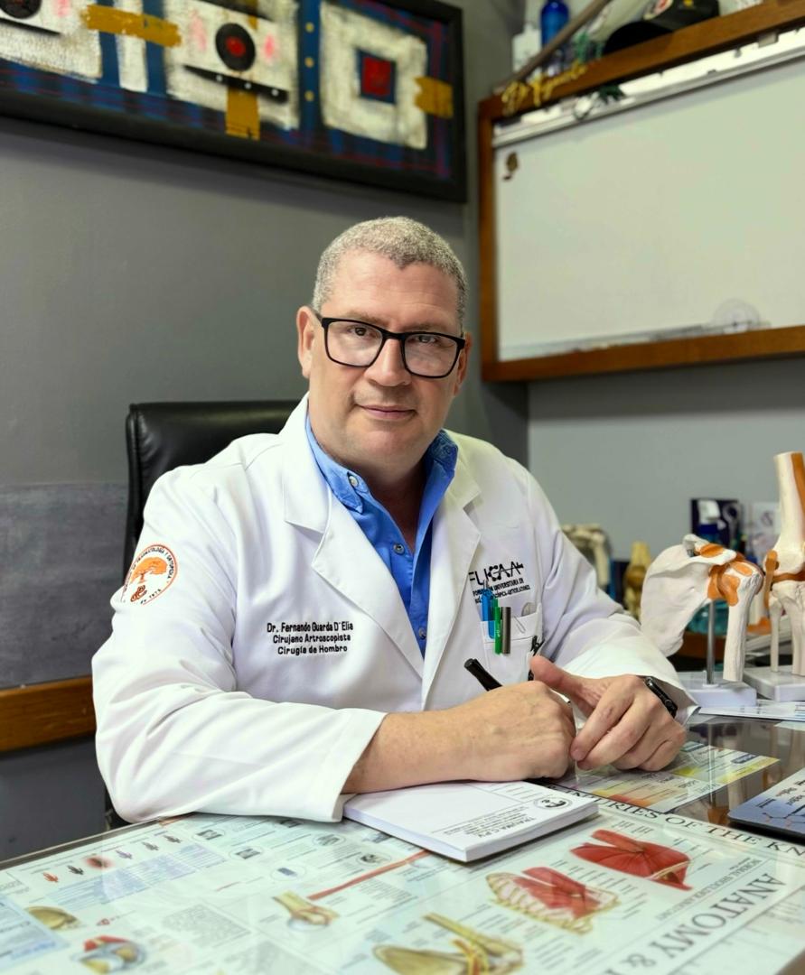 Doctor dando una ponencia sobre lo actual en lesiones deportivas