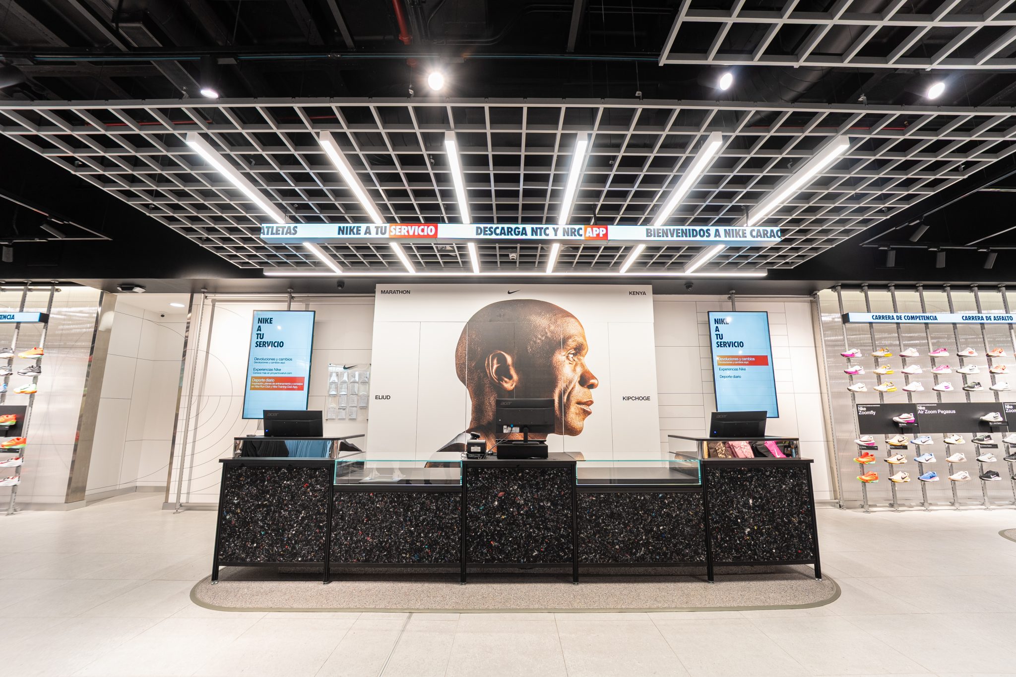 Nike Rise: Una experiencia de compra inmersiva, con tecnología y arquitectura moderna, conforman la nueva propuesta de retail de la marca, ubicada en uno de los centros comerciales más concurridos de la capital