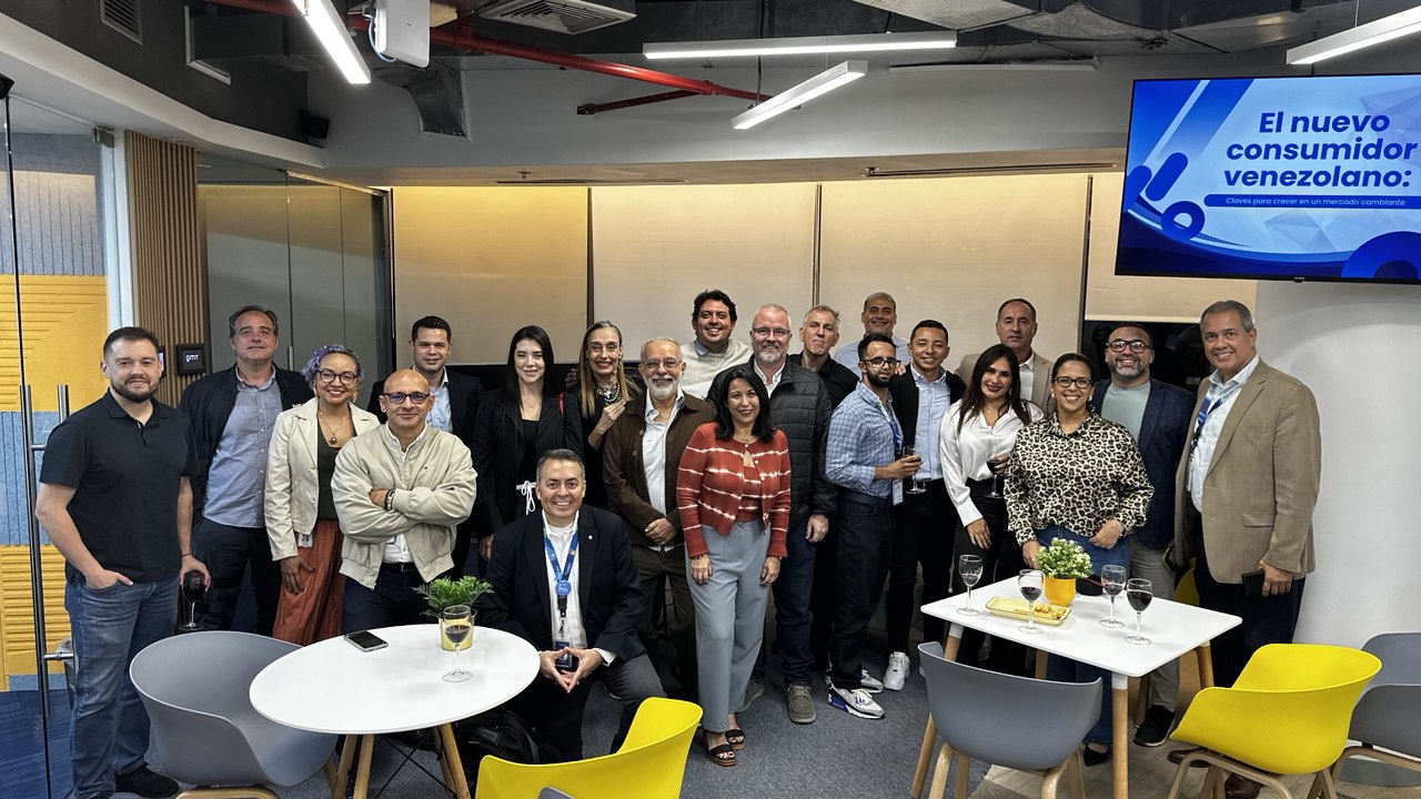 Conferencia exclusiva Spatium Coworking sobre el Nuevo Consumidor Venezolano 2025. Pedro Quintana detalla los 3 segmentos de compra y claves para el crecimiento en el pa ıˊ