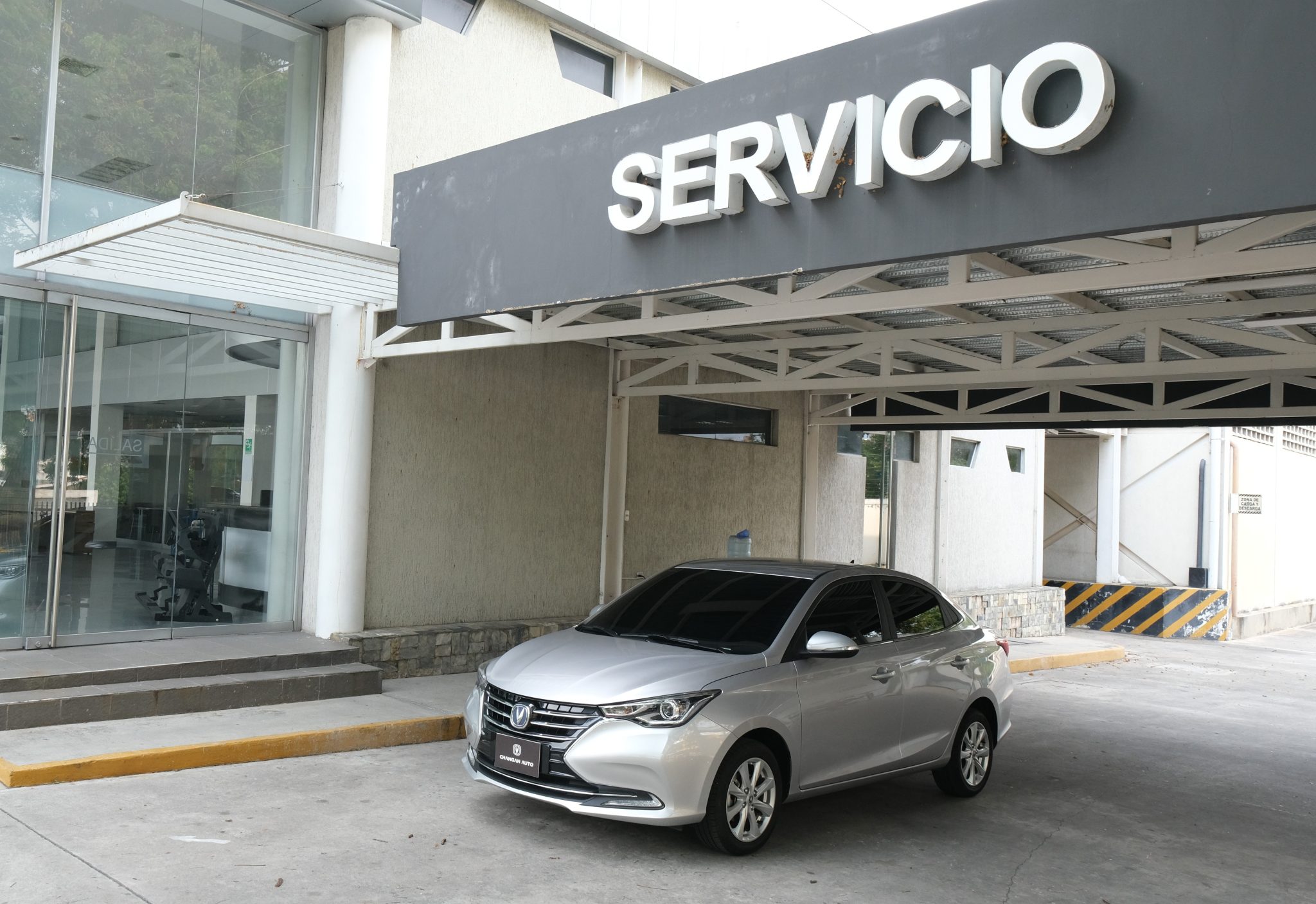 Camioneta Changan Hunter Plus en revisión técnica especializada en concesionario oficial.