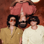 Los MENOR3S suben al escenario con Karol G