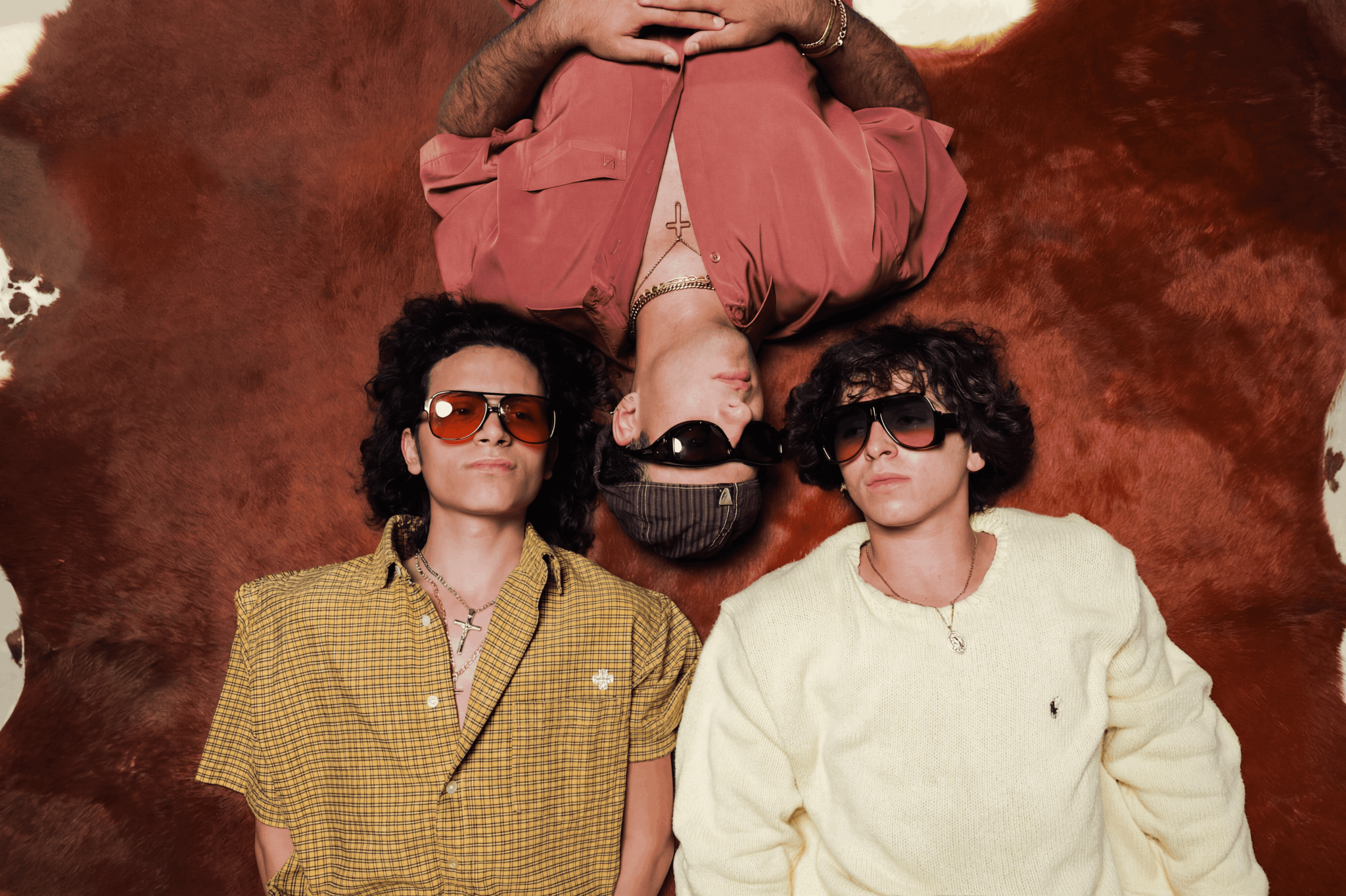 Los MENOR3S suben al escenario con Karol G